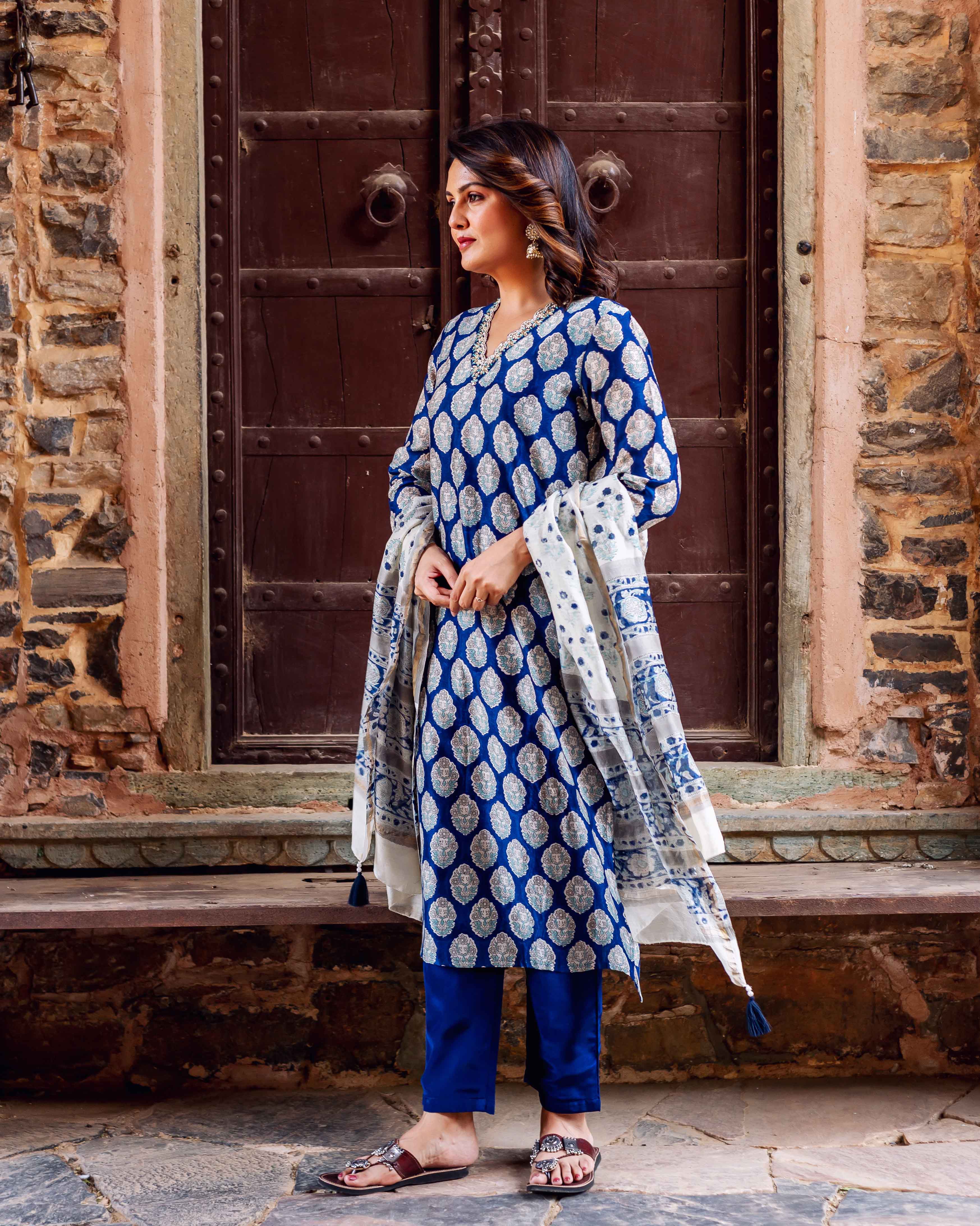 Model wears indigo blue booti print Chanderi silk kurta, with a printed dupatta and blue pants.