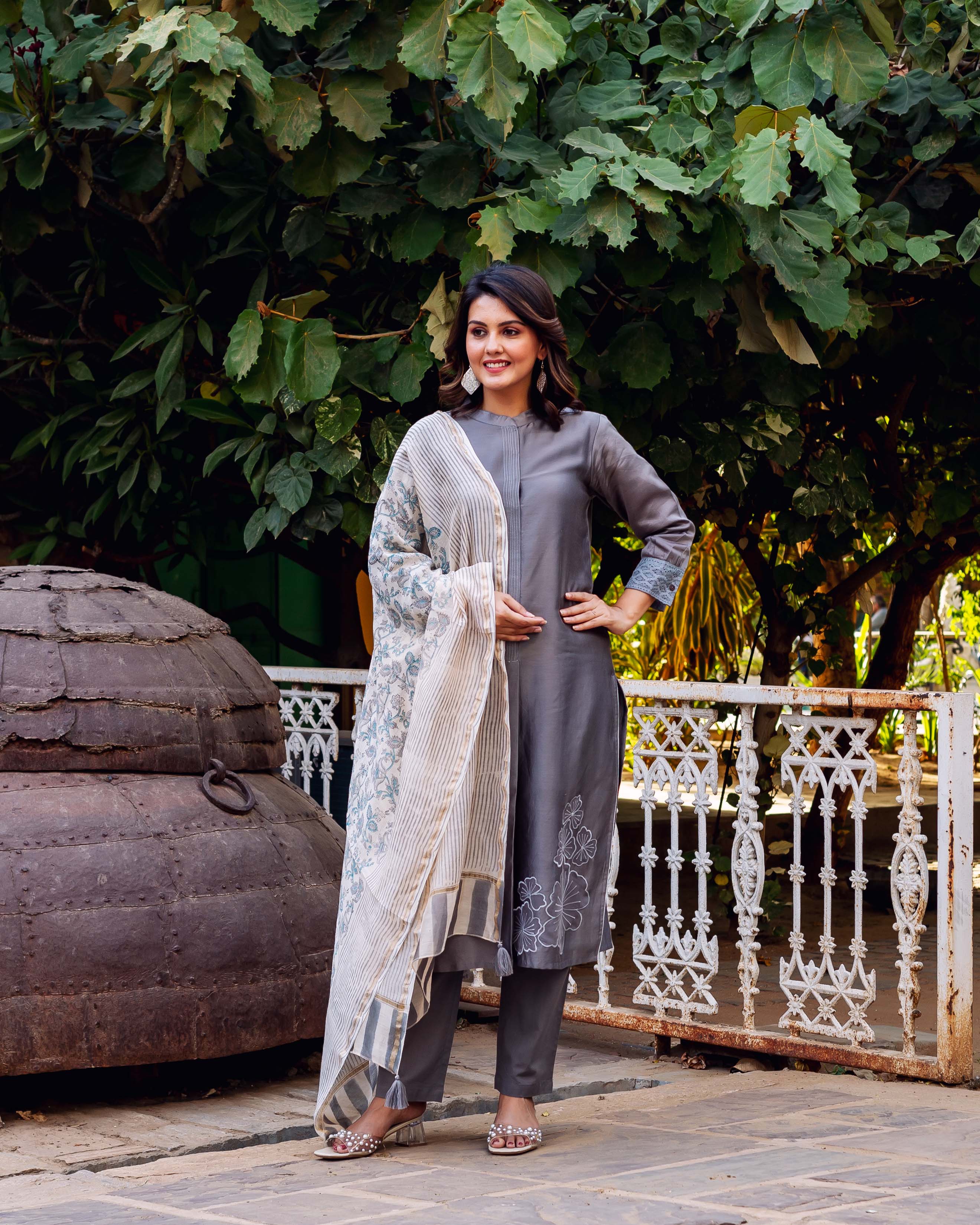 Model wears silver mist Chanderi silk embroidered kurta set with floral and striped printed dupatta.