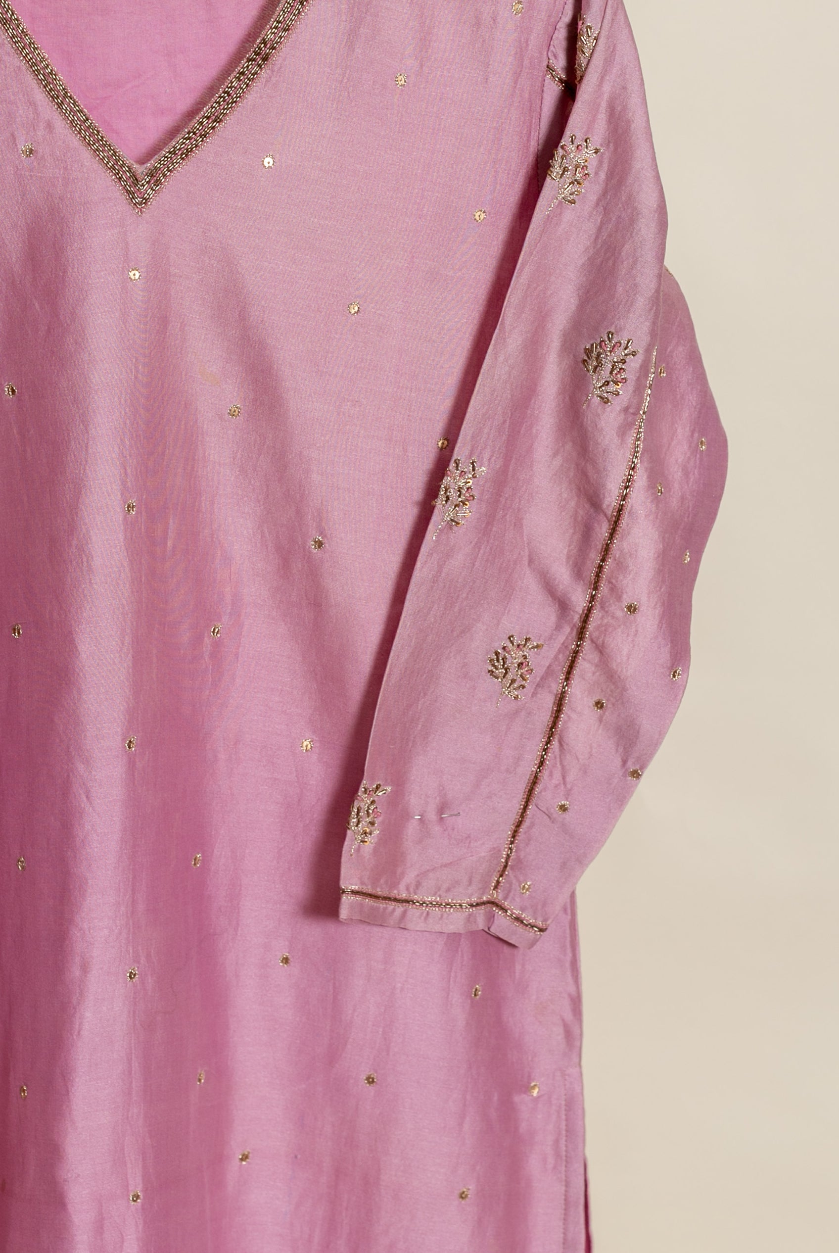 Mauve Embroidered Silk Chanderi Kurta Set with Pants & Block Print Dupatta — print detail