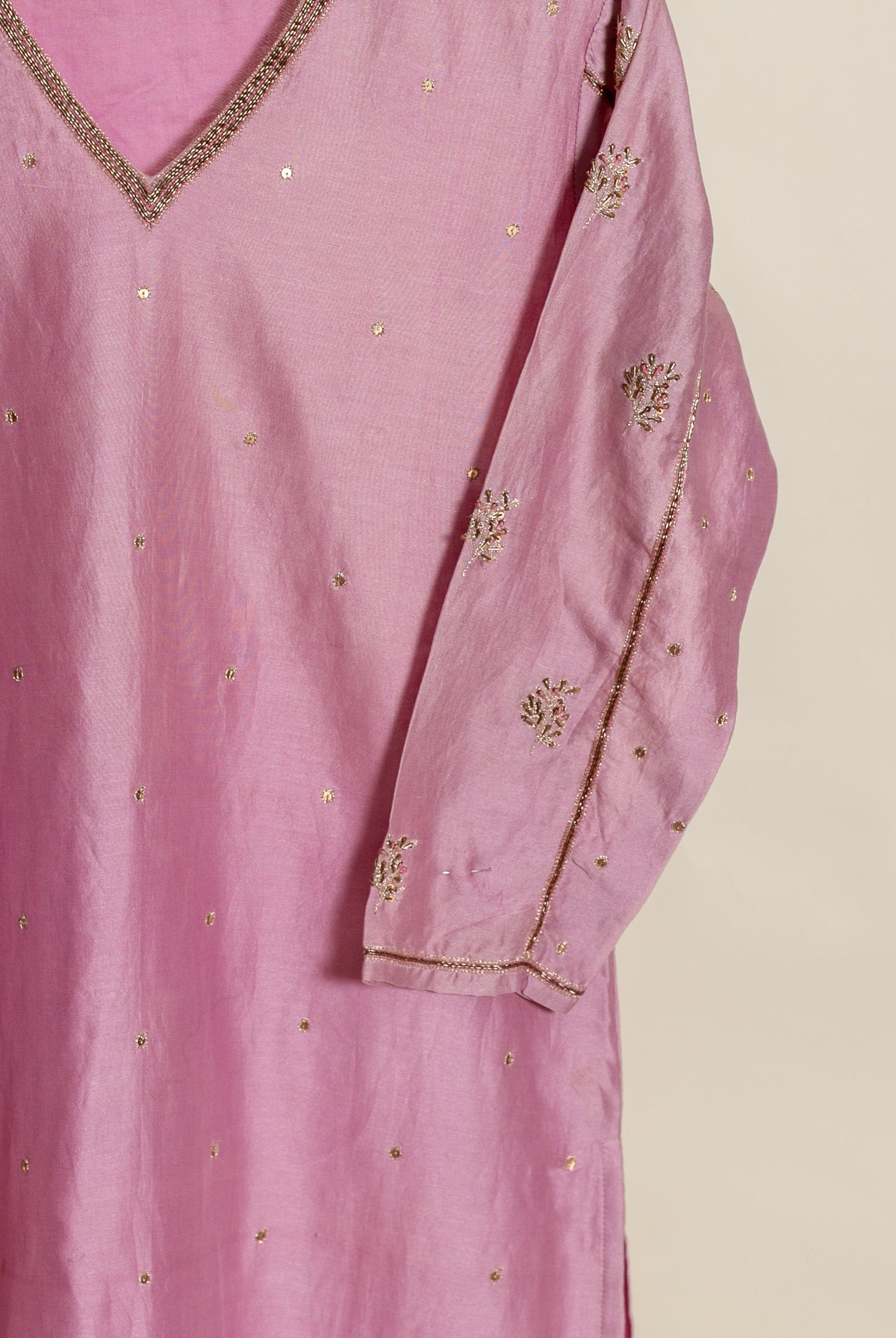 Mauve Embroidered Silk Chanderi Kurta Set with Pants & Block Print Dupatta — print detail