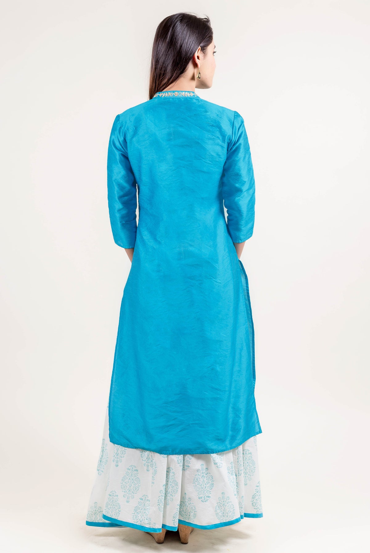 A model wearing a blue kurta with white block print.