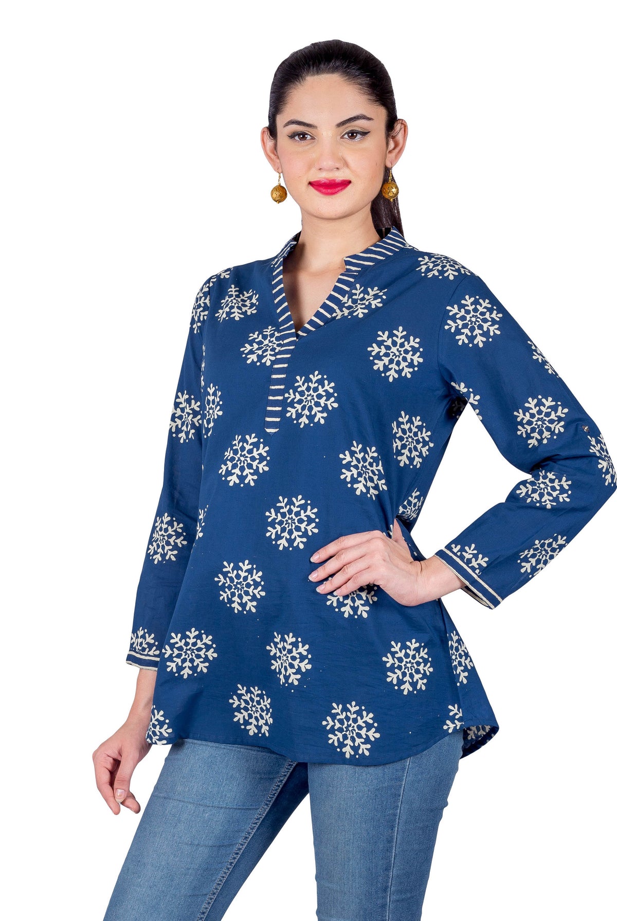 Front view model wearing indigo blue buta printed short kurti with split Mandarin collar.